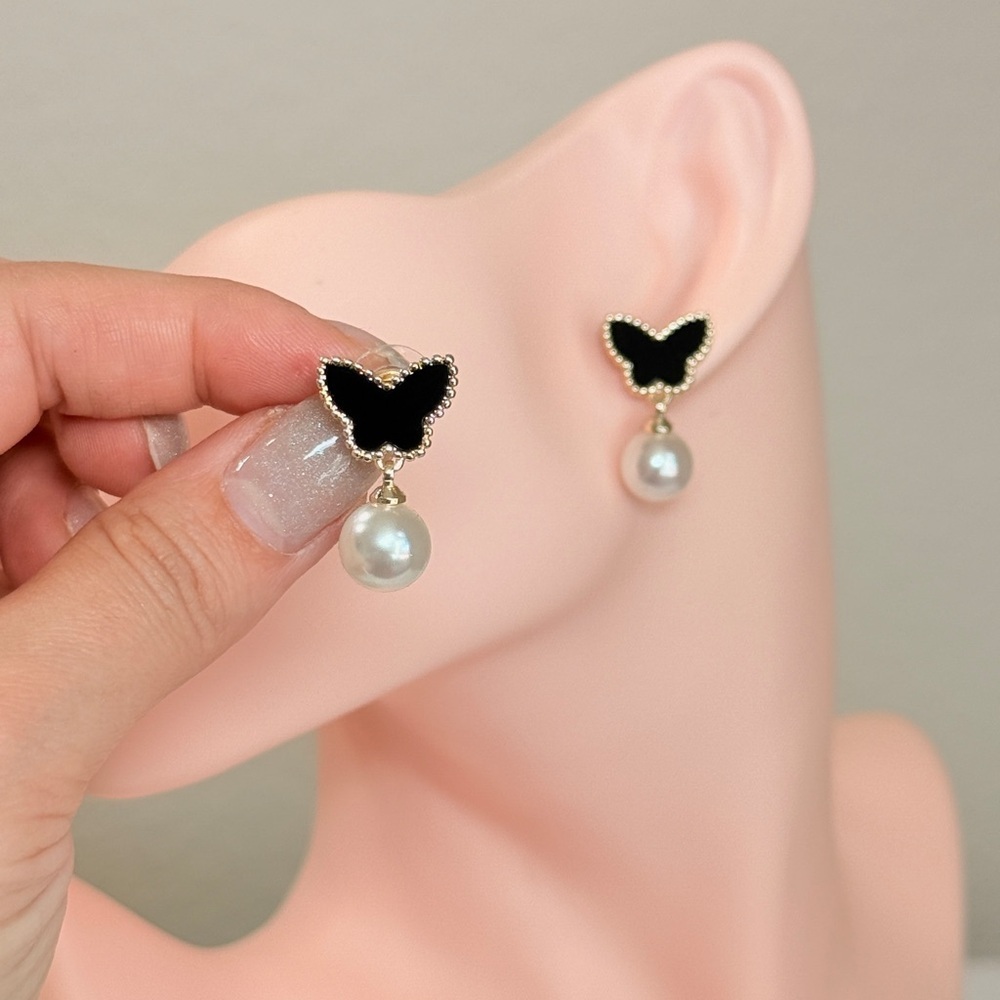 Elegant Black and Gold Butterfly Pearl Earrings - Picture 4 of 7